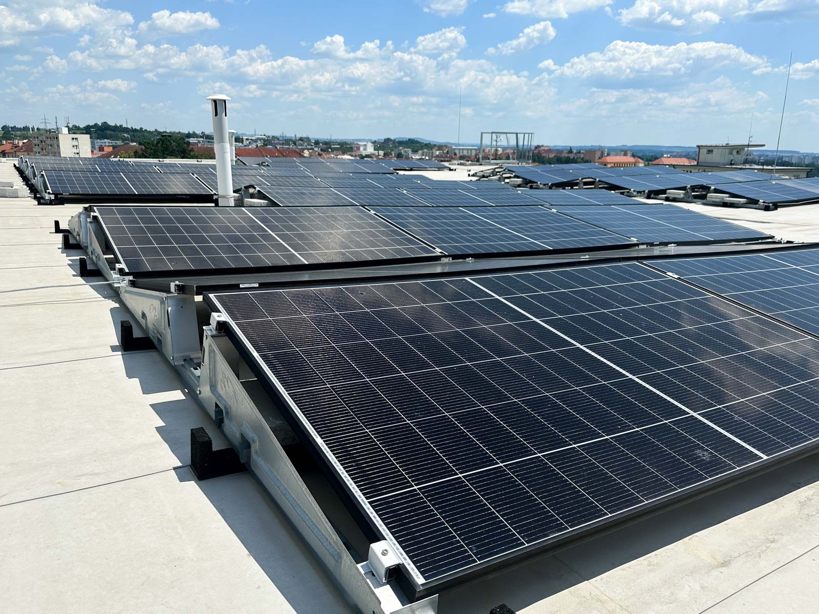 Výstavba fotovoltaické elektrárny na střeše obchodního domu Dvořák