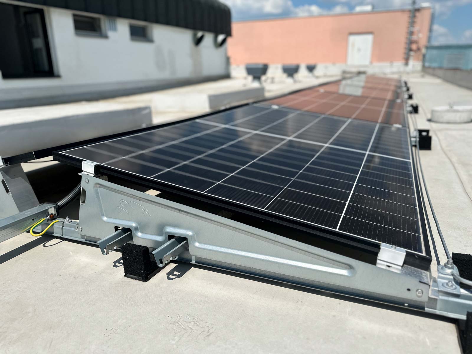 Výstavba fotovoltaické elektrárny na střeše obchodního domu Dvořák
