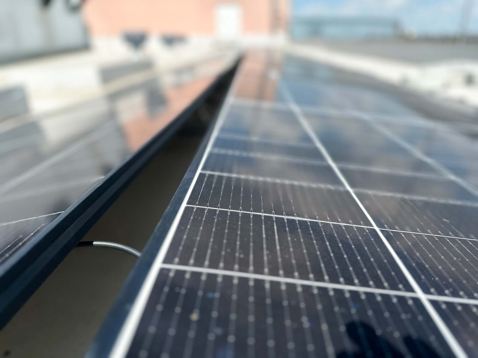 Výstavba fotovoltaické elektrárny na střeše obchodního domu Dvořák