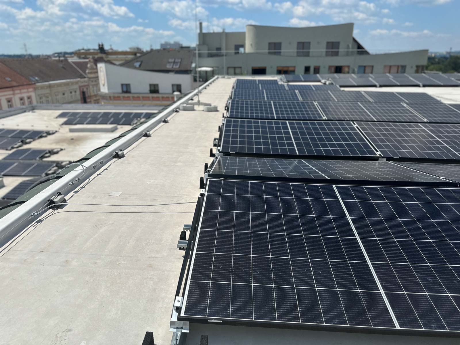 Výstavba fotovoltaické elektrárny na střeše obchodního domu Dvořák