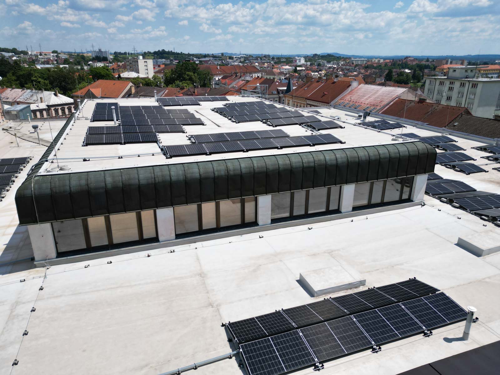 Výstavba fotovoltaické elektrárny na střeše obchodního domu Dvořák