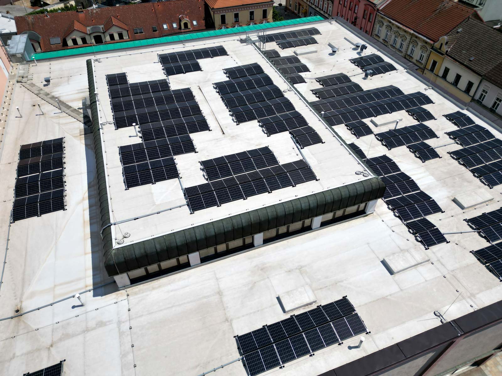 Výstavba fotovoltaické elektrárny na střeše obchodního domu Dvořák