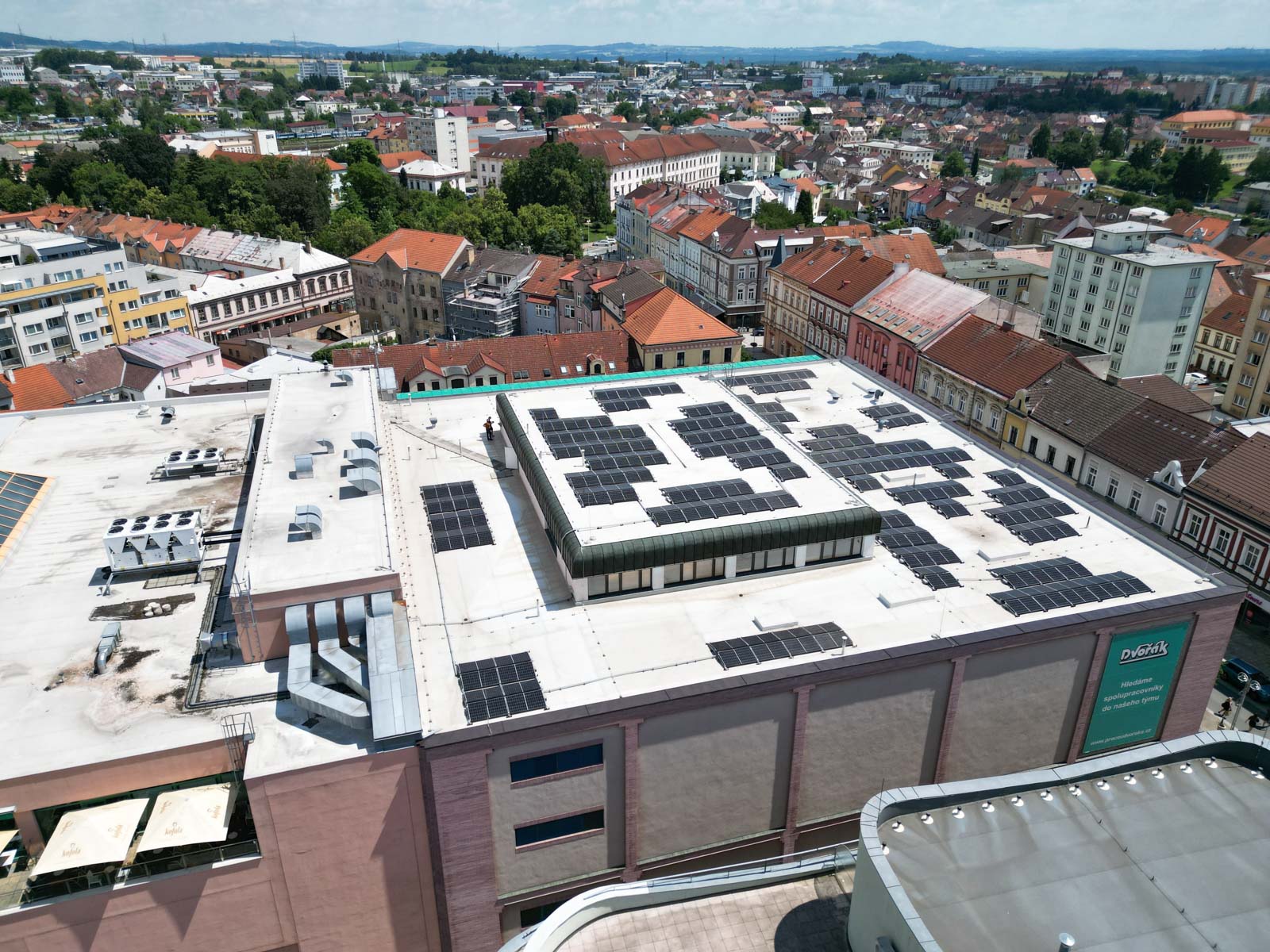 Výstavba fotovoltaické elektrárny na střeše obchodního domu Dvořák
