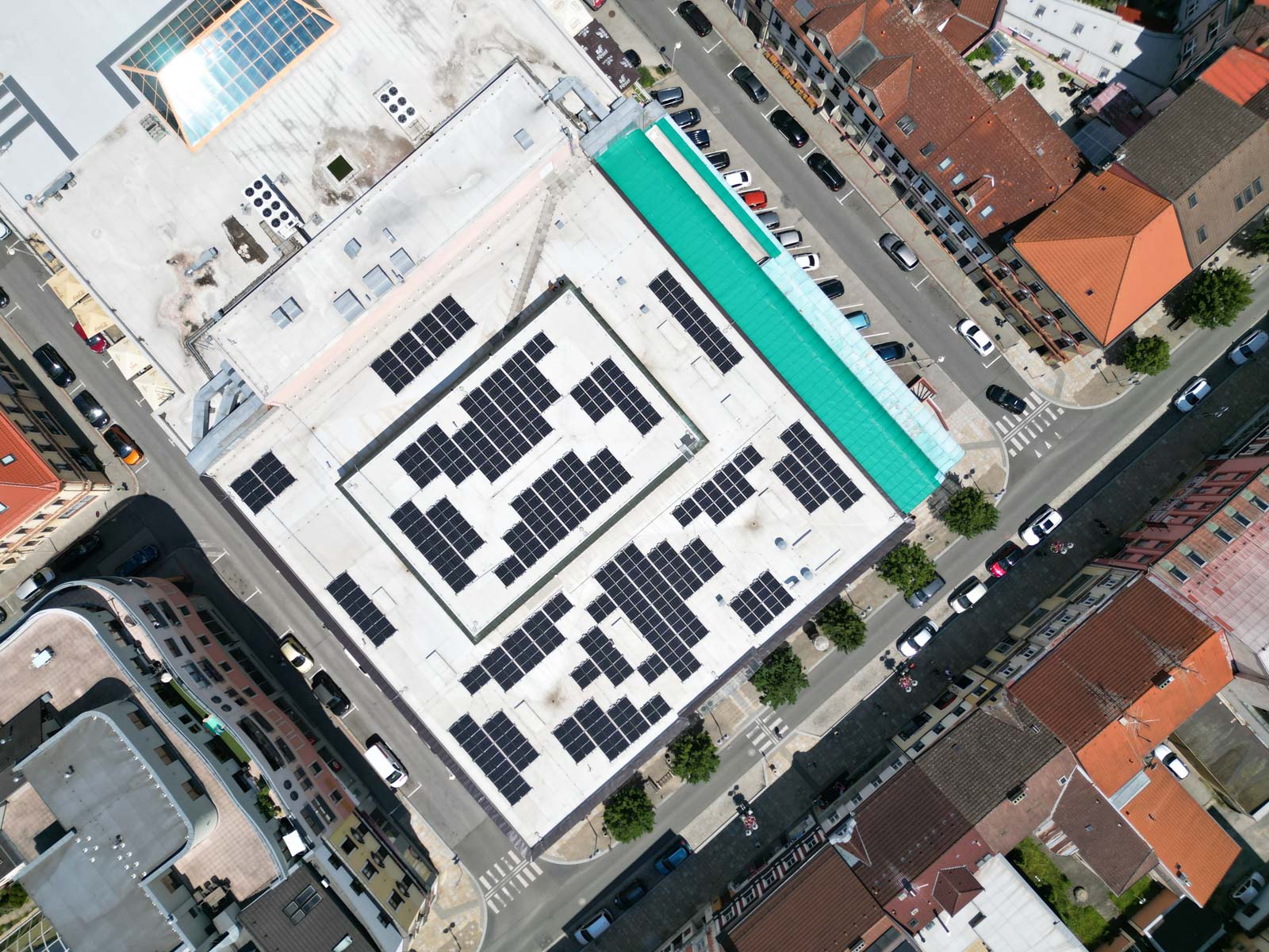 Výstavba fotovoltaické elektrárny na střeše obchodního domu Dvořák