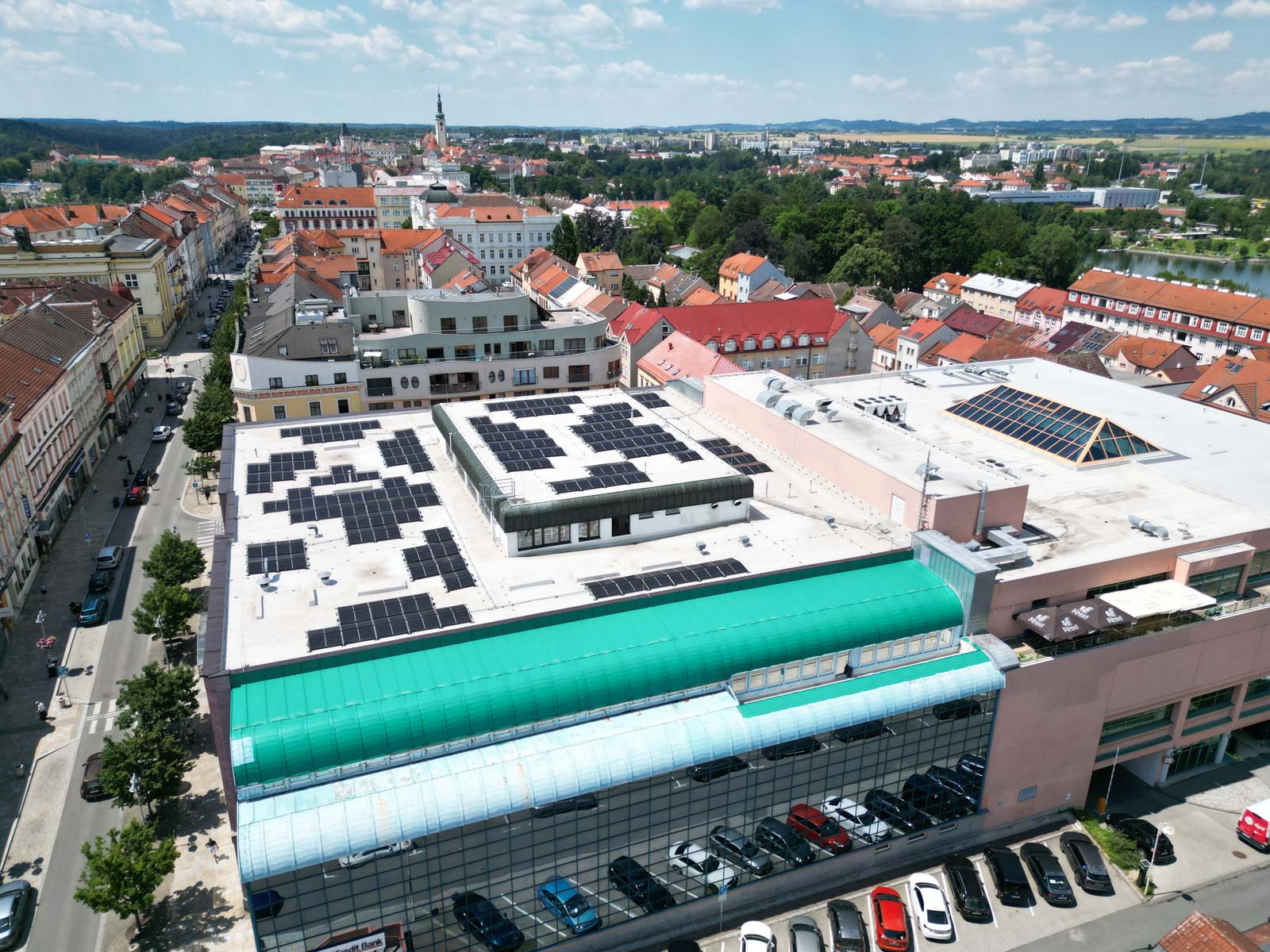 Výstavba fotovoltaické elektrárny na střeše obchodního domu Dvořák
